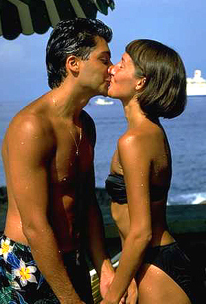 Pareja de novios besndose